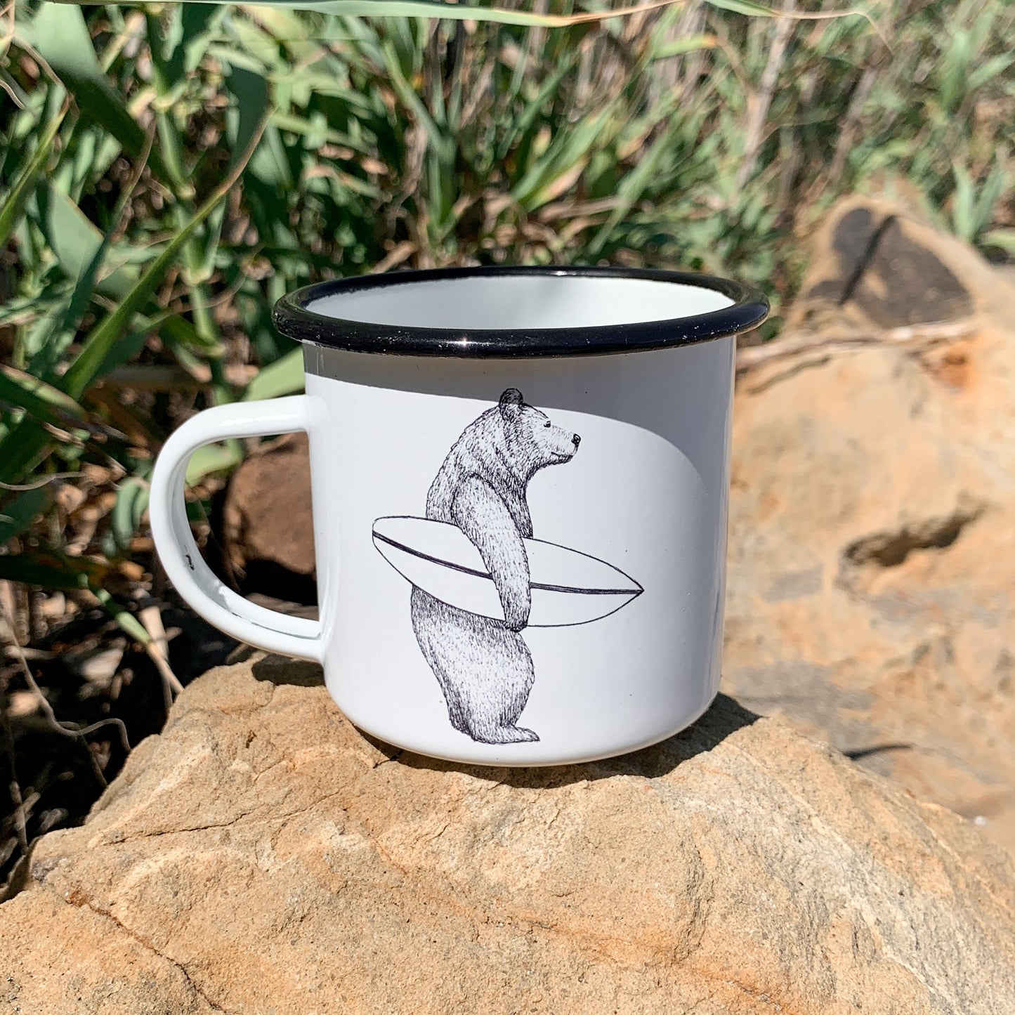 EMAILLE Tasse | Surferbär Bruno | Schwarz Weiß