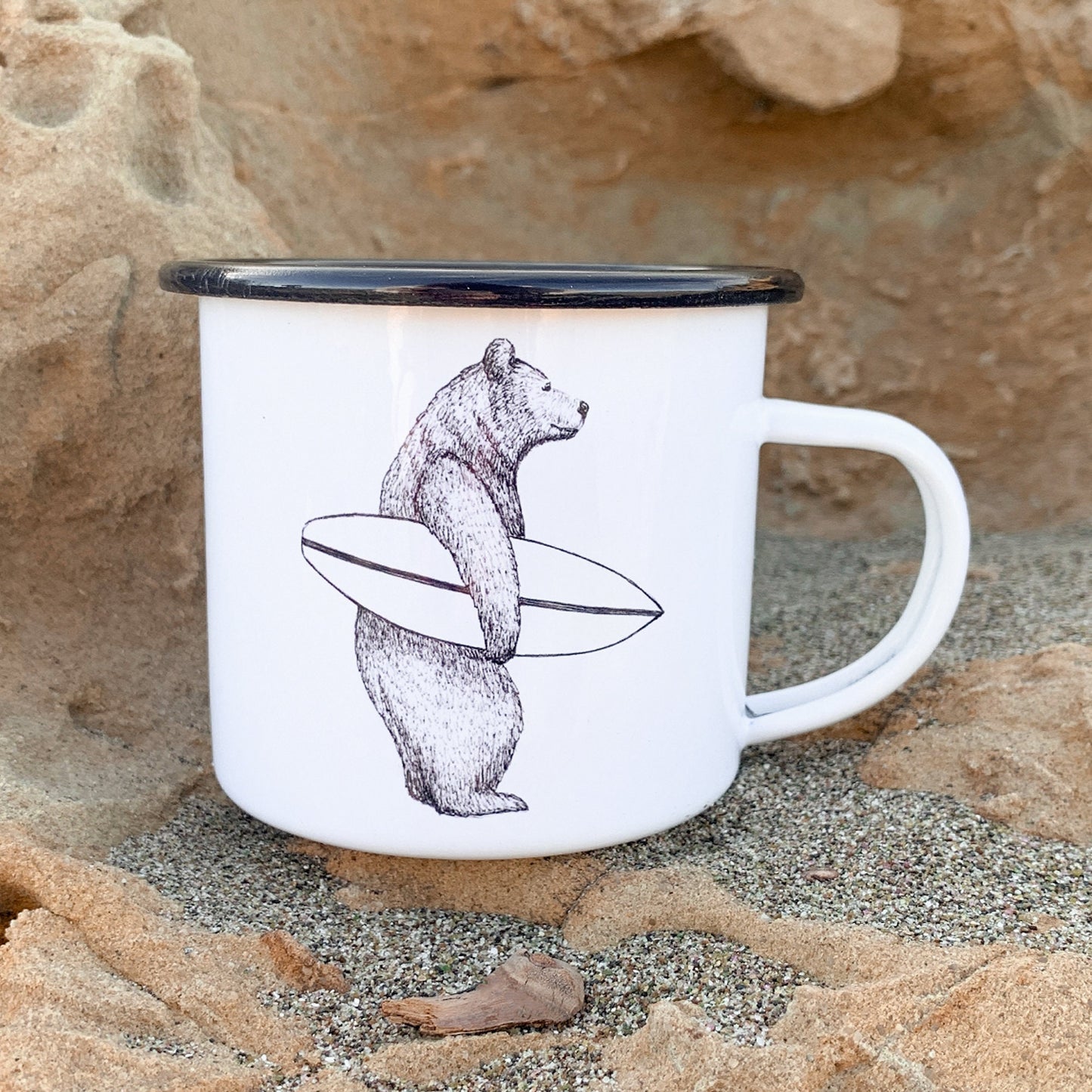 EMAILLE Tasse | Surferbär Bruno | Schwarz Weiß