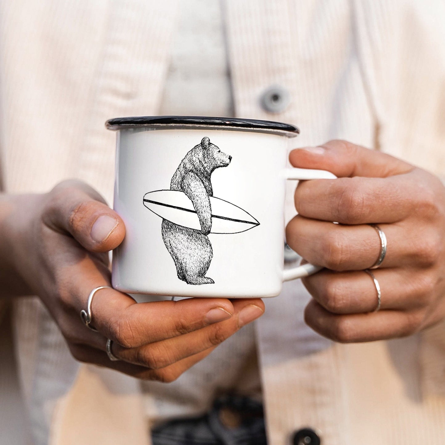 EMAILLE Tasse | Surferbär Bruno | Schwarz Weiß